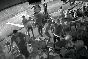 Nhóm thanh niên lao vào quán đập phá đánh người