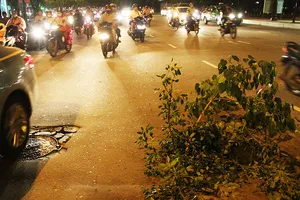 Hàng chục xe sụp hố, ngã tại cửa ngõ Tân Sơn Nhất