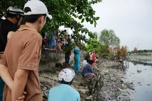 Hiếu kỳ đứng xem thi thể phụ nữ trôi sông làm kẹt đường