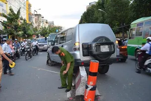 Xe chở tiền ngân hàng nổ lốp, lao lên dải phân cách