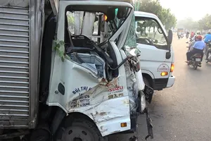 Ô tô húc cây xanh, lật ngang trên đường Hoàng Sa