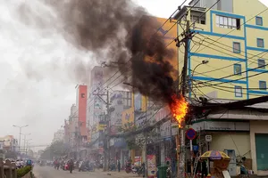 Cột điện bốc cháy như đuốc, cả khu phố hoảng loạn
