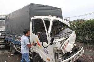 4 ô tô dính chặt trên quốc lộ, hàng ngàn xe kẹt cứng