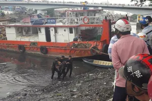 Lặn kênh tìm điện thoại, người đàn ông chết đuối