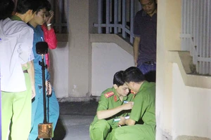 Thiếu nữ bị đâm gục bên lề đường ở TP.HCM