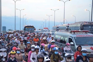 Ngã trên cầu, người đàn ông bị xe khách cán tử vong