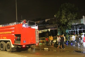 Hỏa hoạn thiêu rụi 4 ki-ốt trong đêm cuối năm 