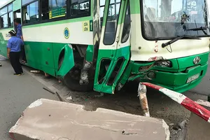 Hành khách la hét khi xe buýt tông dải phân cách