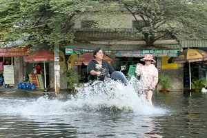 Người dân quận 12 khổ sở vượt 'biển nước' đi làm