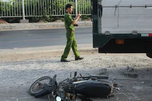 Xe tải tông dải phân cách, người đàn ông bị vạ lây