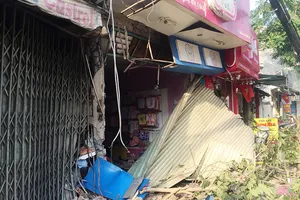 Container mất lái húc 3 nhà dân ở TP.HCM