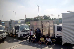 5 xe va chạm trên đại lộ, đường vào hầm Thủ Thiêm ùn ứ