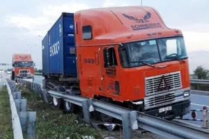 Container lao vào... đường xe máy trên cao tốc ở TP.HCM