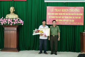 Khen thưởng người đàn ông xả thân bắt cướp 
