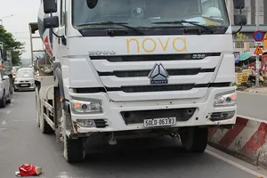 Qua đường đón xe buýt, người phụ nữ bị xe bồn tông