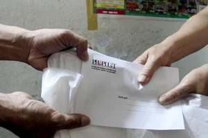 Báo Pháp Luật TP. HCM tri ân người bán báo dạo