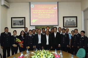 Thủ tướng thăm, kiểm tra ở hải quan Tân Sơn Nhất