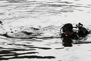 'Người nhái' lặn kênh Tẻ 3 giờ tìm cô gái đuối nước