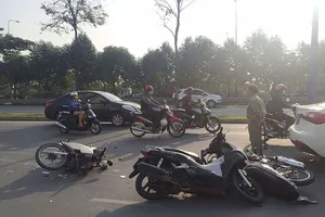 Nữ tài xế lái ô tô tông hàng loạt xe máy