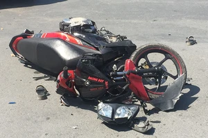 Va quẹt ô tô, vợ và em gái bị nạn trên đại lộ