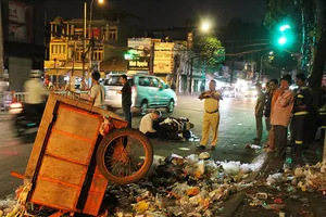 Một du khách nước ngoài lao vào xe rác bên đường 