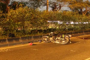 Chạy vào làn ô tô, bị container cán nát chân