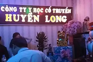 5 nữ tiếp viên khỏa thân phục vụ khách ở tiệm massage 