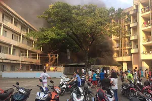 Nhà xe ký túc xá ĐH Y Dược cháy, 10 xe máy bị thiêu rụi