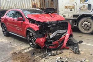 Mercedes bật ngược sau cú tông đuôi xe tải 