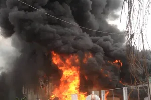 Biển lửa bao trùm vựa phế liệu ở quận 9 trong nhiều giờ