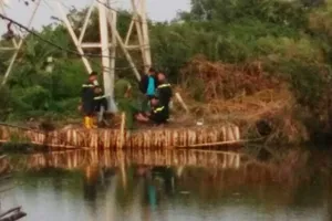 Kéo lưới gặp xác người dưới ao hoang