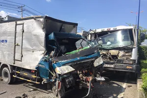 Hàng chục người giải cứu 2 tài xế trên xa lộ Hà Nội 