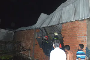 Biển lửa bao trùm xưởng gỗ, người dân dọn đồ bỏ chạy