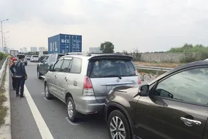 6 xe tông liên hoàn trên đường dẫn cao tốc TP.HCM
