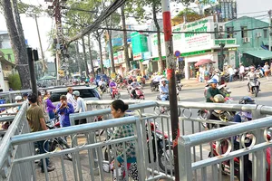 Tháo tỉa thanh thép zích zắc trước BV Chợ Rẫy