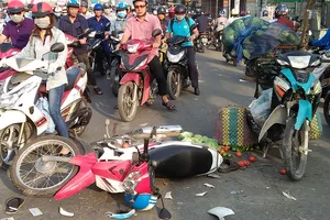 Đường Lê Trọng Tấn kẹt 4 tiếng vì 2 xe máy tông nhau