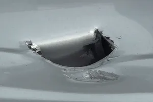 Thanh sắt rơi chọc thủng nóc xe 7 chỗ trên đường