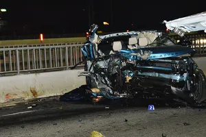 Range Rover va chạm container, đôi nam nữ văng ra ngoài