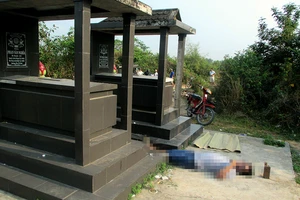 Người đàn ông gục chết cạnh xe máy ở Hóc Môn