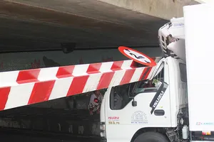 Xe đông lạnh tông sập thanh giới hạn Cầu Bông