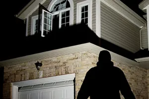 Kẻ trộm điện thoại bị camera cửa hàng ghi hình