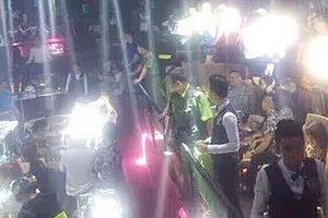 Cảnh sát cùng chó nghiệp vụ đột kích quán bar ở TP.HCM