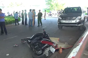 Thi thể người đàn ông cạnh chiếc xe máy ven đường