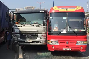 Xe chở 40 học sinh húc hông xe ben trên xa lộ Hà Nội