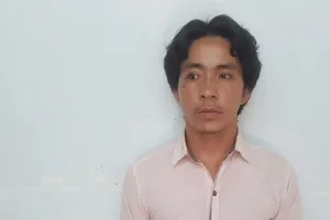 Dùng lọ hoa ở nghĩa trang đánh chết bạn