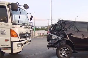 Xe tải tông thẳng ô tô dừng đèn đỏ, 2 người đi cấp cứu