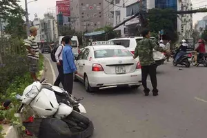 Chạy xe ngược chiều bị ô tô tông trọng thương