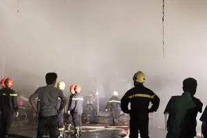 Cháy dữ dội nhà xưởng 1000 m2