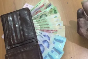 Tên trộm 5 tiền án móc túi của người đàn ông ngủ gục