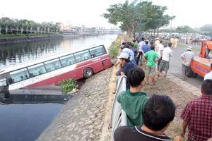 Xe khách lao xuống kênh Tàu Hủ
